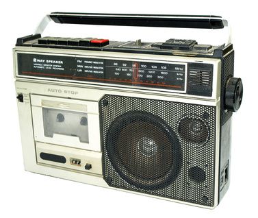 an old fashioned radio is on display with its antenna up and ready to be used