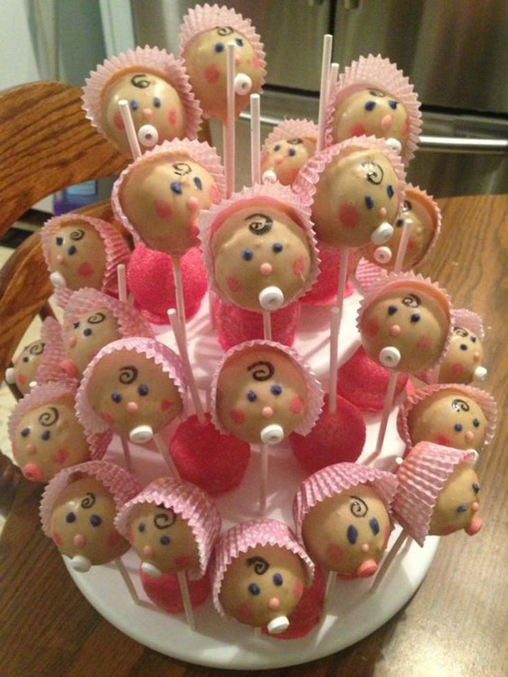 there are many cake pops with faces on them