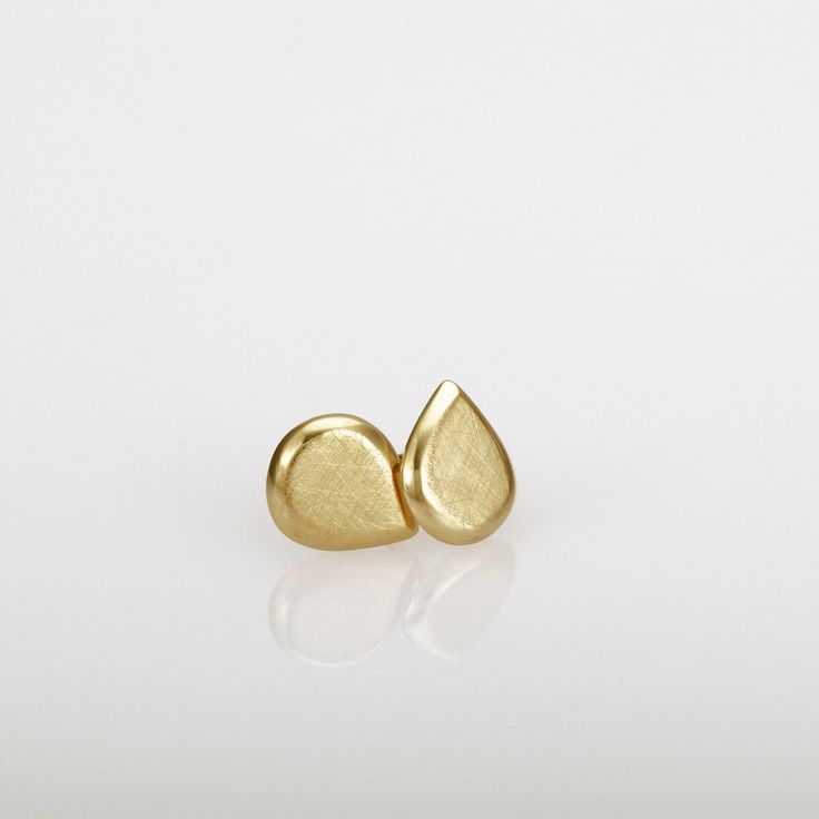 Unique minimalist gold teardrop earrings, perfect for everyday's wear. These delicate yellow gold earrings are handmade of 14k solid gold. They have a shiny finish while the upper flat surface has a delicately scratched matte finish. Dainty and minimalist, these gold studs can be a perfect gift or a treat for yourself. Size of the earrings is 7.3 x 8.6 mm 0.28 x 0.33 inch) , and they are 1.2 mm thick  14k solid gold ear backs are included. * The earrings will be packed in a gift box ready to give as a gift, and shipped via Express mail service which usually takes 4-6 business days to arrive. * For more gold earrings:  https://www.etsy.com/shop/SigalGerson?section_id=13604349&ref=shopsection_leftnav_1 For more jewelry in my Etsy shop click here:  https://www.etsy.com/shop/SigalGerson Minimalist Gold Teardrop Pendant Earrings, Minimalist Gold Teardrop Earrings, Minimalist Gold Drop Earrings With Matching Set, Minimalist Hammered Drop Earrings, Minimalist Teardrop Earrings In Recycled Gold, Modern 14k Yellow Gold Teardrop Earrings, Minimalist Pear-shaped Yellow Gold Earrings, Minimalist Gold Teardrop (pear) Earrings, Minimalist Gold Teardrop (pear-shaped) Earrings