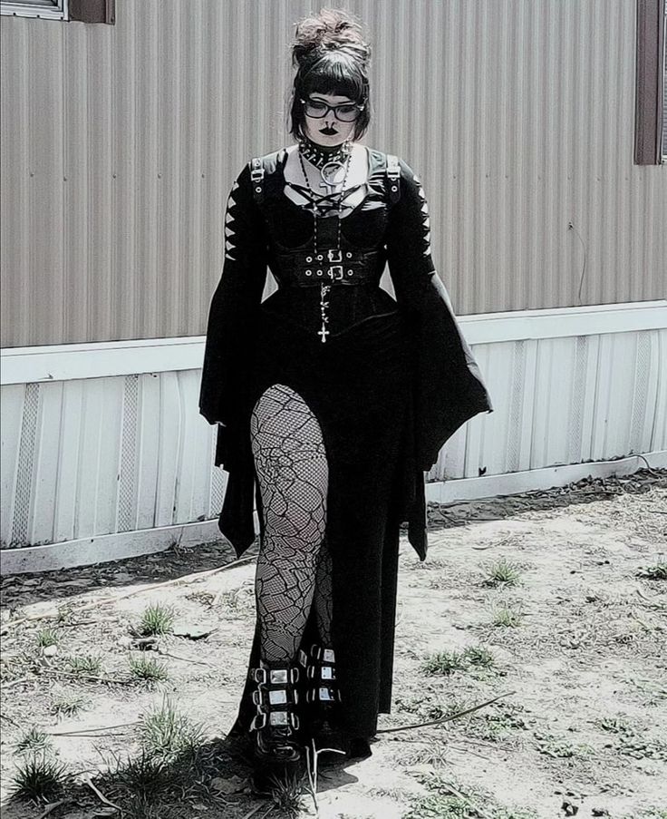 Thick Goth Baddie, Alt Aesthetic Outfits, Curvy Goth Outfit, Chubby Goth Outfit, Goth Outfits Plus Size, Baddie Outfits Plus Size, Chubby Goth, Trad Goth Fashion, Fall Outfit Plus Size