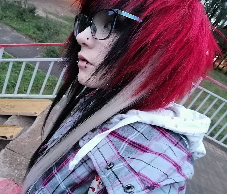 Short Emo Hair 2000s, Scene Hair Dye Ideas, Scene Hair Dye, Scene Hair Short, Scene Kid Hair, Tumblr Emo, 2000s Scene, Scene Punk, Short Scene Hair