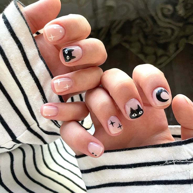 nail black/white yk2 Nail Yk2, Short Black And White Nails, Pink Round Nails, Simple Black And White Nails, Cat Nail Ideas, Yk2 Nails, Black Cat Nail Art, Black Cat Nails, Cat Nail Art Designs