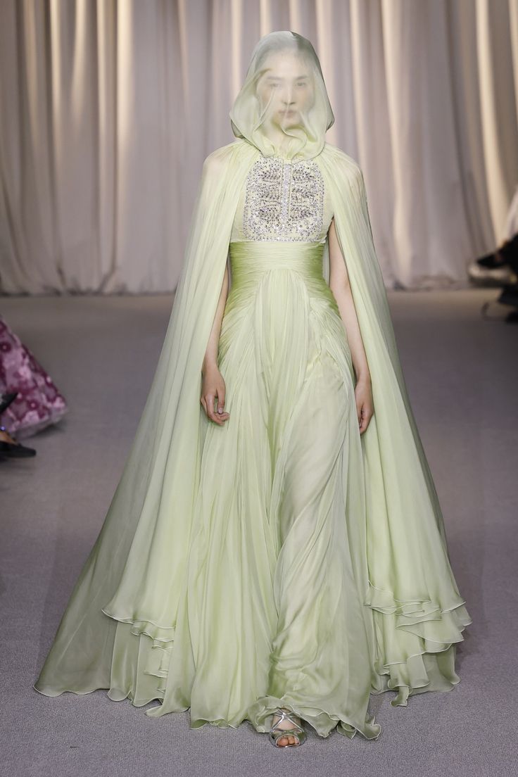 Giambattista Valli fall 2024 couture collection at Couture Fashion Week Grand Gowns, Gowns Gold, 2024 Couture, Goddess Of Life, Winter Gowns, 2020s Fashion, Giambattista Valli Haute Couture, Fall Couture, Haute Couture Gowns