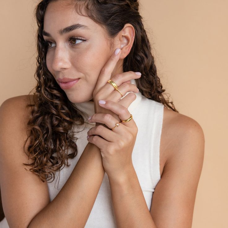 Abrace el encanto del lujo y la elegancia atemporal con el anillo con piedra natal de citrino. Como piedra de nacimiento del mes de noviembre, este anillo irradia una sensación de calidez, prosperidad y abundancia. Las líneas limpias y el perfil minimalista del corte esmeralda crean un aire de sofisticación, convirtiéndolo en el accesorio perfecto tanto para ocasiones informales como formales.



 Material: Plata de Ley 925 sólida de alta calidad

 Acabado: Oro 18K

 Con una piedra preciosa de Citrine Birthstone Ring, Initial Tag Necklace, Minimalist Profile, Citrine Birthstone, Month Of November, Prosperity And Abundance, November Month, 18k Gold Ring, Bar Bracelets