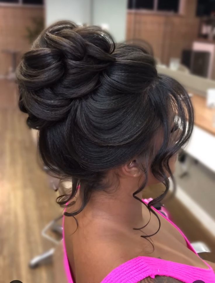 Ball Buns Hairstyles, Wedding Hairstyles Updo Elegant Messy Buns, Updo Elegant Hairstyles, Shenion Hairstyles 2024, Wedding Hairstyles High Bun, Dark Hair Updo Wedding, Hair Up Prom Styles, Quince Updo Hairstyles, Messy High Bun Wedding Hair