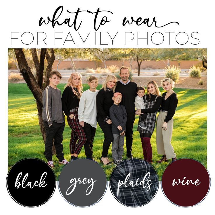 a family posing in front of a tree with the words what to wear for family photos