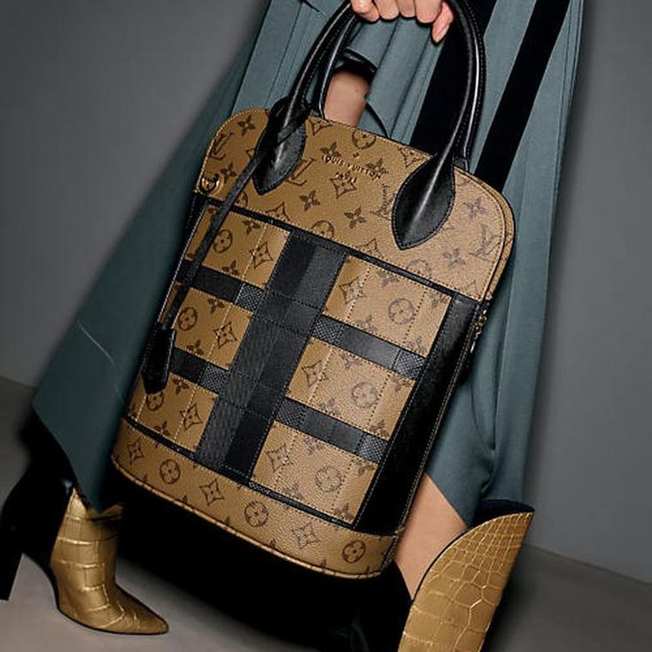 Louis Vuitton Tressage Tote bag in Monogram Reverse canvas Τσάντες Louis Vuitton, Sac Michael Kors, Rare Louis Vuitton, Sac Louis Vuitton, Handbag Heaven, Handbag Shoes, Vuitton Bag, Louis Vuitton Bags, Lv Bag