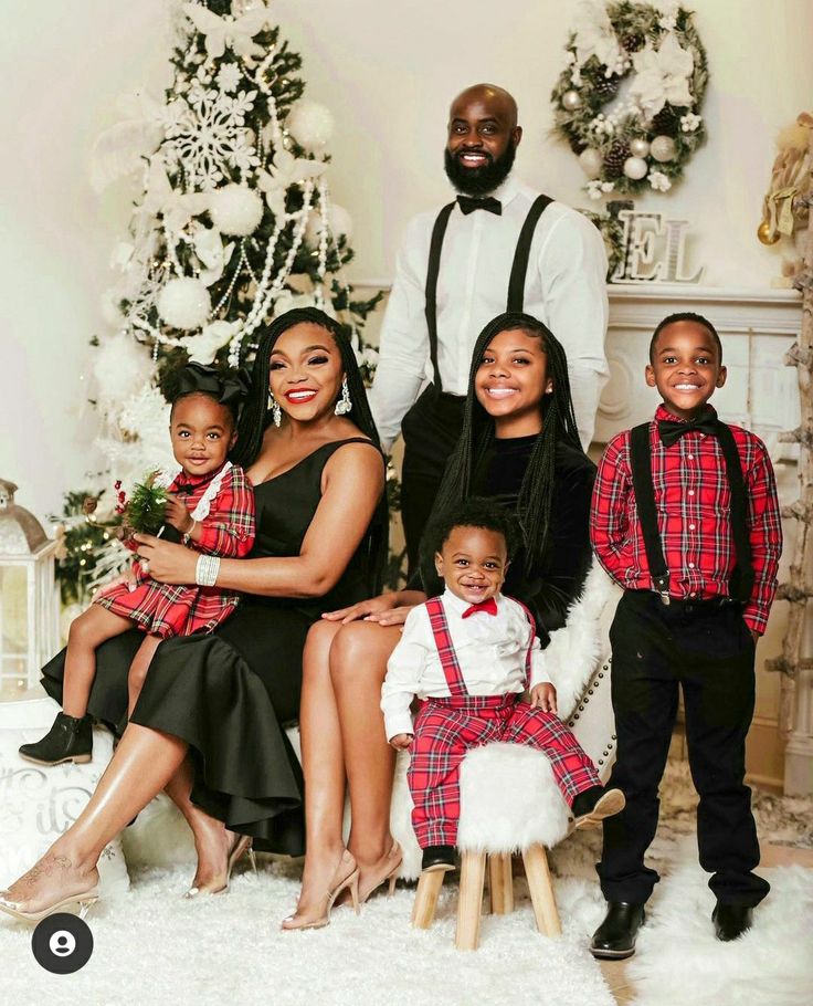 Christmas Family Photos Black People, Christmas Portraits Family, Black Family Christmas Photoshoot, Christmas Church Outfit, Christmas Family Pictures, Family Christmas Photoshoot, Christmas Outfit Ideas For Family, Family Christmas Pictures Outfits, Family Christmas Photos