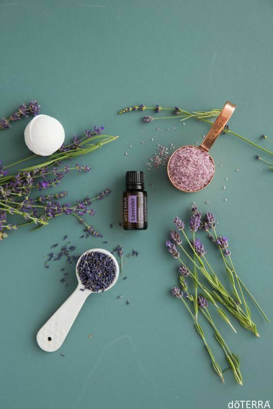 Skincare Magazine, Lavender Essential Oil Uses, Doterra Lavender, Floral Essential Oils, Essential Oils Gifts, Cosmetics Photography, Aromatherapy Gifts, Diffuser Recipes, Beauty Products Photography