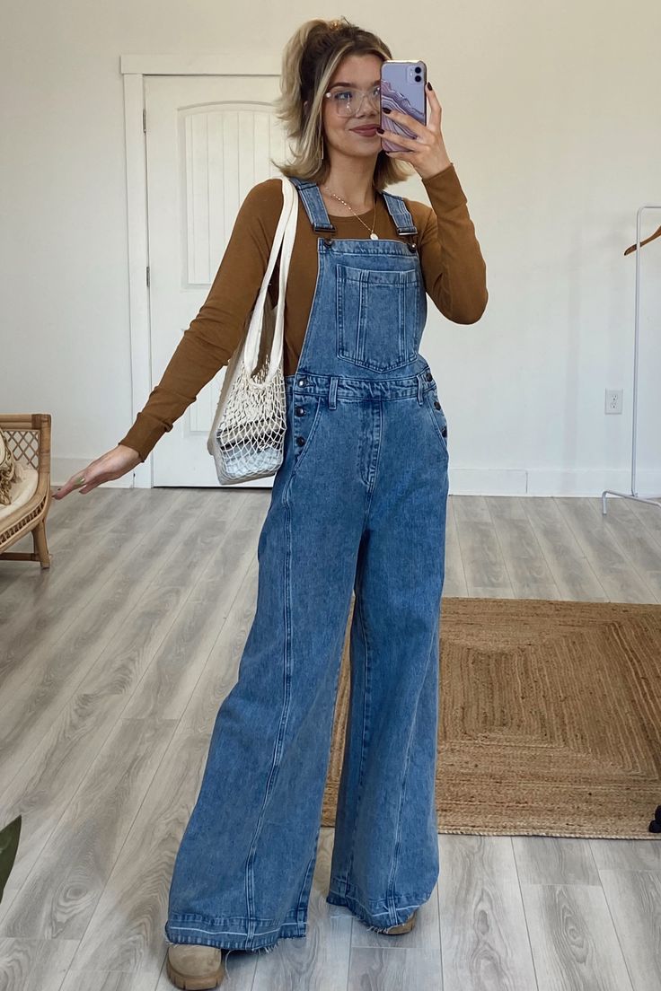 Courderoy Overalls Outfits Women, Denim Flare Overalls Outfit, Blue Overalls Outfit Winter, Overalls And Heels Outfits, Unbuttoned Overalls Outfit, Overalls For Tall Women, Demin Overalls Outfit, Cargarte Overalls Outfit, Styling Oversized Overalls