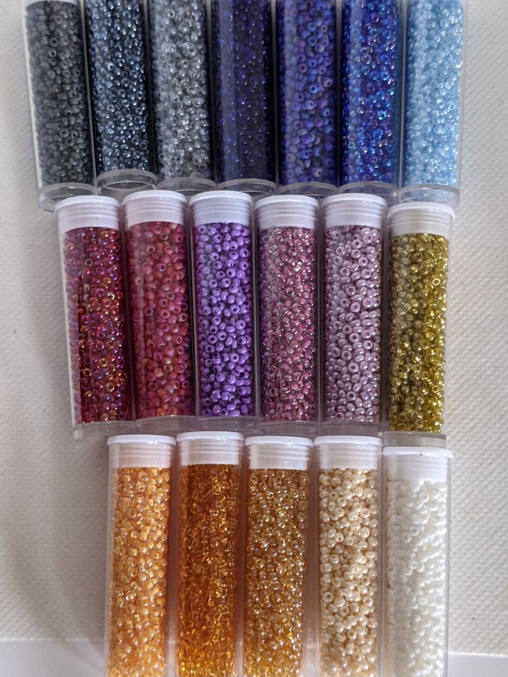 there are many different colors of beads in the package