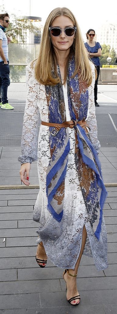 Olivia Palermo street style inspiration: A bright blue bohemian printed scarf… Olivia Palermo Street Style, Lacy White Dress, Estilo Olivia Palermo, Simple White Dress, Olivia Palermo Style, Popsugar Fashion, Cooler Look, Looks Street Style, How To Wear Scarves