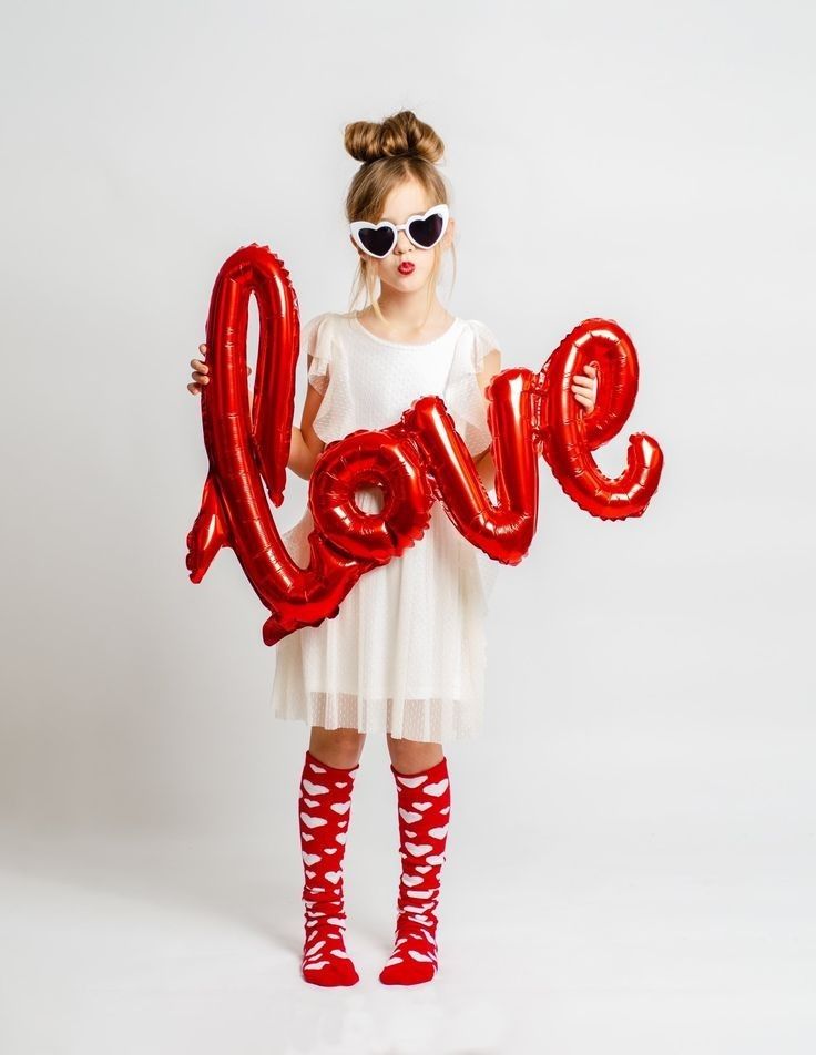 Valentines Mini Session Ideas, Kids Photoshoot Ideas At Home, Valentines Day Mini Session Ideas, Valentines Day Photoshoot Ideas, Valentine Day Decorations, Valentines Minis, Aesthetic Valentines Day, Valentines Day Home Decor, Valentines Day Photoshoot