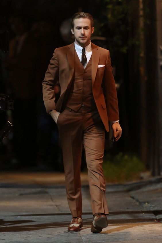 The Tobacco Suit: The Black Swan of The Style World – MANNER Ryan Gosling Suit, Terno Slim Fit, Man In A Suit, Brown Suit, Райан Гослинг, Mens Fashion Smart, Brown Suits, Sharp Dressed Man, Men’s Suits