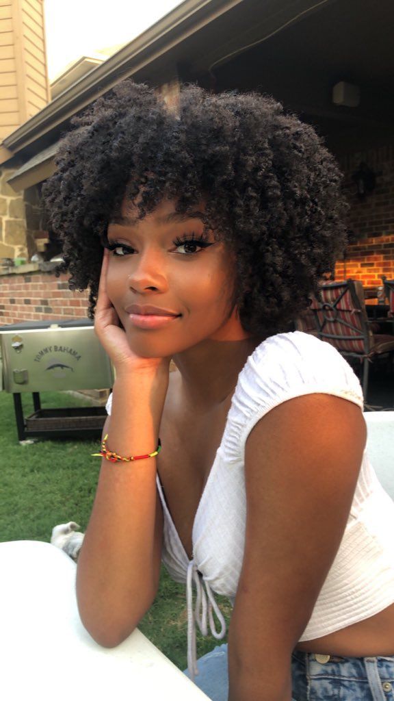 𝗠𝗘𝗟𝗔𝗡𝗜𝗡 𝗚𝗢𝗗𝗗𝗘𝗦𝗦 ✨✊🏾 on Twitter: "Sitting real pretty 🧚🏽‍♂️… " Pelo Afro, Dark Skin Beauty, Grunge Hair, Afro Hairstyles, Black Girls Hairstyles, Brown Skin, Beautiful Black Women, Hair Goals, Beautiful Hair