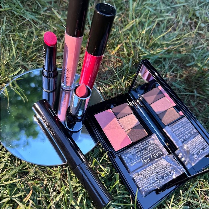 Mary Kay Make Up I Can Sell Individual If You Want Mary Kay Facebook Party, Kosmetyki Mary Kay, Mary Kay Facebook, Imagenes Mary Kay, Mary Kay Pink, Mary Kay Consultant, Facebook Party, Mary Kay Makeup, Beauty Stuff