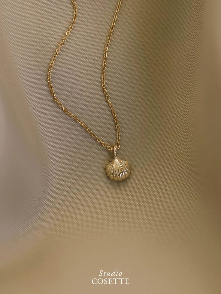 Shell Gold Necklace, Elegant Gold Shell Necklace, Gold Sea Shell Necklace, Ocean-inspired Gold Shell Necklace, Gold Ocean-inspired Shell Necklace For Vacation, Jewellery Gold, Gold Earrings Designs, Gold Necklaces, Jewelry Essentials