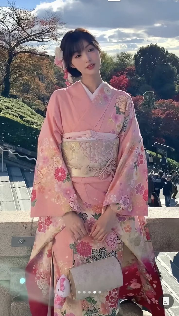 Cherry Blossom Kimono Traditional, Japanese Kimono Reference, Kimono Fashion Japanese, Aesthetic Yukata, Cute Kimono Outfits Japanese, Kimono Women Traditional, Kimono Pose Reference, Japanese Restaurant Outfit, Pink Kimono Aesthetic