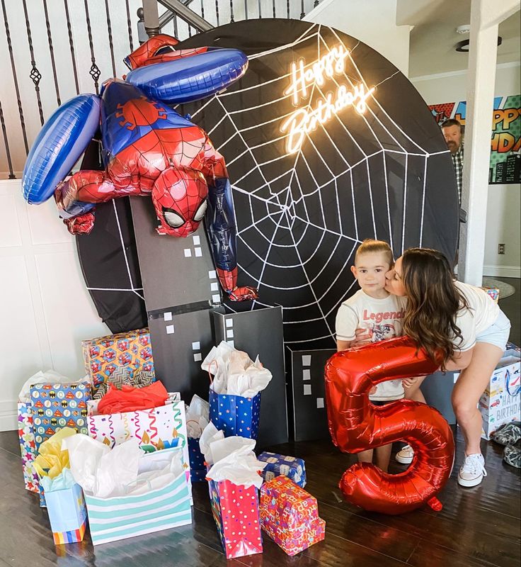 Backdrop with Spider-Man, a web and a cityscape in front of it. Cute as a photo area and/or gift area. Spajdermen Decoration, Spider Man Trunk Or Treat, Chic Spiderman Party, Spiderman Ballons Birthday Ideas, Spiderman Ballon Decoration, Spiderman Theme Backdrop, Spiderman Backdrop, Spider-man Fourth Birthday, Spider Man Birthday Party