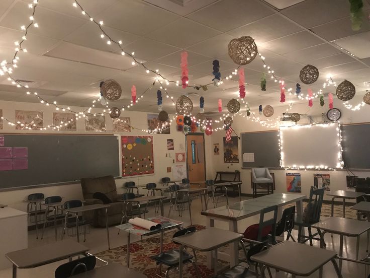 an empty classroom with lots of desks and chairs