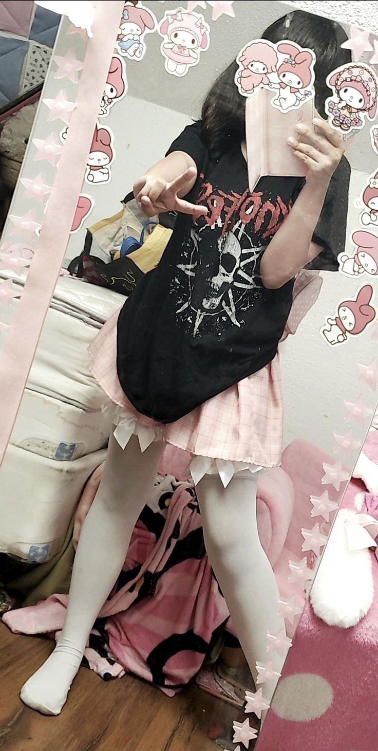 Pastel Goth 2000s, Cute Gore Clothes, Gurokawaii Clothes, Creepycute Aesthetic Outfits, Web Core Outfits, Cutegore Outfit Ideas, Creepy Cute Clothes, Pink And Purple Outfit Ideas, Cute Gore Outfit