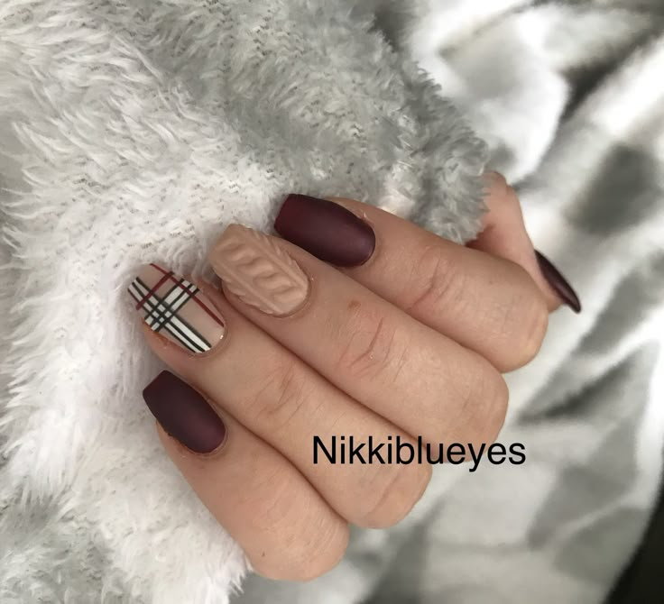 Brown Plaid Nails Acrylic, Short Fall Plaid Nails, Burberry Sweater Nails, Fall Plaid Nails 2022, Fall Nail Designs Sweater, Cute Plaid Nails, Burberry Plaid Nails, Plaid Short Nails, Brown Flannel Nails