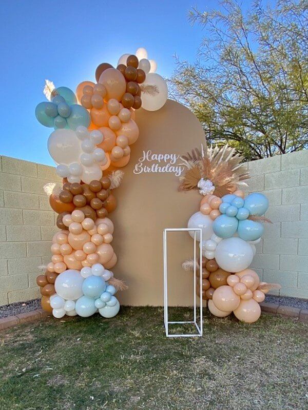 balloons are arranged in the shape of an arch