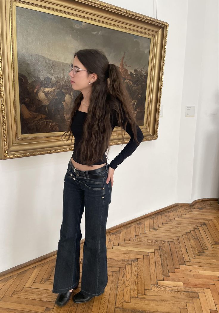 #outfit #museum #longhair Heels And Jeans Aesthetic, Outfits For The Museum, Outfit Ideas Museum, Outfits For Museum, Pointy Shoes Outfit, First Date Fits, Museum Outfits Aesthetic, Museum Outfit Winter, Art Museum Pictures