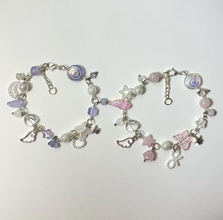 Pink Charm Bracelets, Beading Wire Bracelet, Purple Charm Bracelet, Pink And Purple Bracelet, Purple Bracelet Aesthetic, Purple Bracelet Ideas, Purple Bracelets, Charm Bracelet Ideas, Charm Bracelet Pink