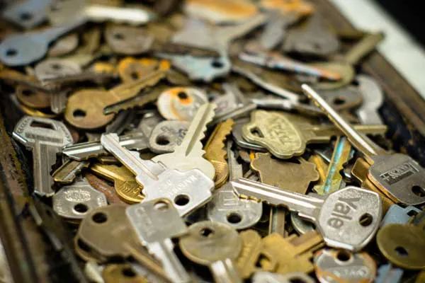 many keys are stacked on top of each other in a pile and one is missing