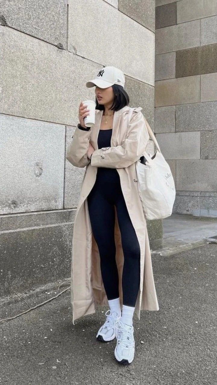 Disney Comfortable Outfits, Prada Beanie Outfit, Cream Baseball Cap Outfit, Warm Disneyland Outfit, Long Winter Coats Women Outfit, Baseball Cap Winter Outfit, Hoodie And Cap Outfit, Winter Disney Outfits Women, Ny Outfits Spring