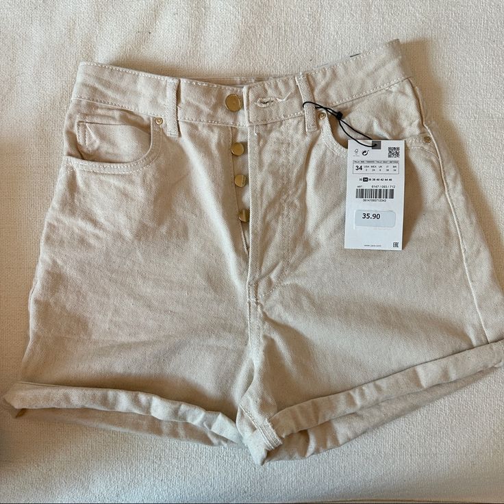 Zara High Rise Mom Shorts Brand New With Tags Size 2 (Us) Color: Beige Inseam: 4” Unrolled And 2” Rolled Rise: 15” Unrolled And 13” Rolled 22” Leg Opening Material: Cotton (Jean) ** I Have 9 Of These In Different Colors But Same Size! Check Out My Page To Add To Bundle And Save! Fast Same- Day Shipping Comes From Brand New Home~Free Of Moldtoxinssmokepet Allergens All Items In My Closet Were Originally Purchased New From Retailers- Never Secondhand Shops Tags: Altar’d State, Abercrombie & Fitch, High Rise Pants With Button Closure For Summer, Beige High Waist Cotton Shorts, Summer Short Pants With Button Closure, Beige High-waist Cotton Shorts, High Waist Beige Shorts With Button Closure, Summer Bottoms With Button Closure And Short Length, Beige High Waist Shorts With Button Closure, Summer High Waist Beige Bottoms, Summer High-waist Beige Bottoms