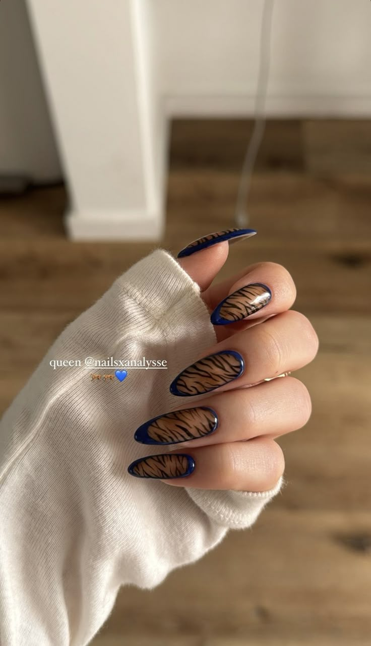 Fall Clean Nails, Earth Tone Nail Art, Fall Nails Unique, Fall Inspo Nails Short, Crazy Fun Nails, Fall Accent Nail, Fall Nail Art 2024, Fall Nails 2024 Almond, Blue And Brown Nails