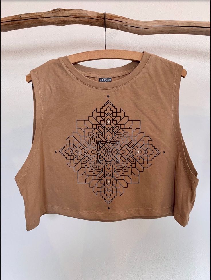 Brown crop top with geometric print.  Out of Jersey fabric, perfect for Yoga and Meditation  ॐ * size S-L * 100% cotton * wash at 40oC ** follow Celyst  ᐉ www.facebook.com/ceelyst ᐉ www.instagram.com/celyst ** Clothing for every moment With my clothes I want to create a connection between the colorful Trance/Psychedelic look, the cosiness of the hippie movement and the ethnic style. So you can wear your favorite piece from our shop to festivals and parties as well as in your free time and during Indie Hippie Outfits, Sacred Geometry Clothing, Hippie Tank Tops, Spiritual Clothing, Festival Outfits Women, Hippie T Shirts, Brown Crop Top, Hippie Tops, Crop Tank Top