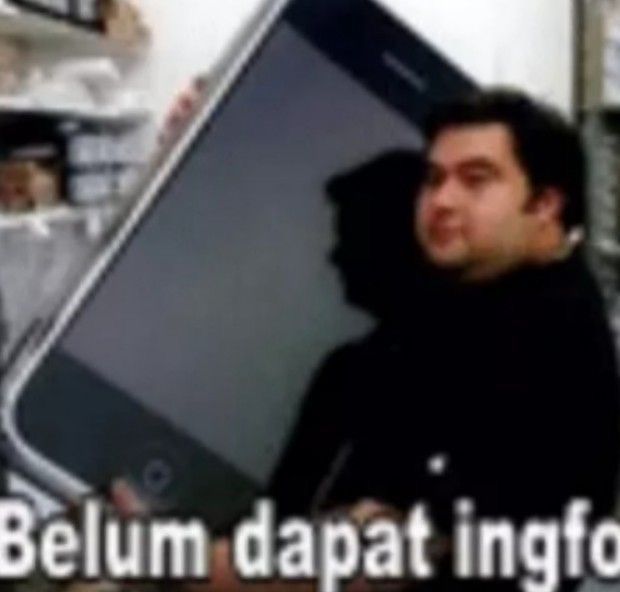 a man holding up a cell phone with the caption belun dapat ingof