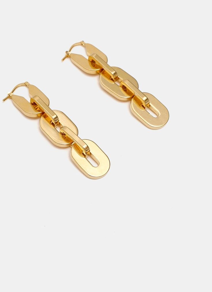 Par de pendientes de Jil Sander con forma de cadena de eslabones planos. Con logo grabado y cierre de pin. Para orejas perforadas. Hechos en Italia. Largo total: 6 cm aprox. Hand Makeup, Engraved Logo, Sneaker Jewelry, Beauty Body, Basket Bag, Pendant Rings, Flat Boots, Wallet Bag, Cool Socks