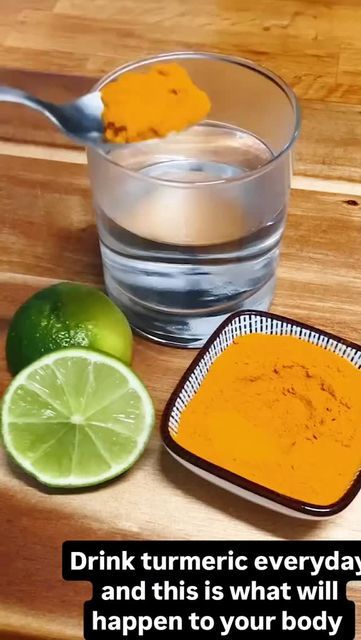 Flat Tummy Drink, Super Healthy Smoothies, Water With Lemon, Healthy Juice Drinks, Turmeric Water, Herbal Remedies Recipes, Yummy Smoothie Recipes, Turmeric Curcumin, Healthy Juice Recipes