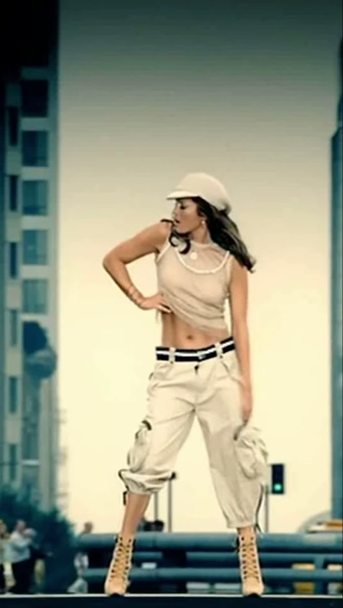 Jlo Iconic Outfits, Jlo Dance Outfits, Jlo Iconic Looks, Jlo Inspired Outfits, Jennifer Lopez 2000s Fashion, Jlo Costume Ideas, Beyonce 2000's Outfits, Jlo 90s Outfits, Jlo Outfits 90s