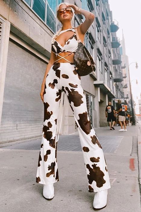 Cowgirl Bachelorette Party Outfits, Pant Flare, Printed Pants Outfits, Cow Outfits, Cowgirl Bachelorette Parties, Stage Coach, Crop Top Sleeveless, Cow Costume, Look Festival