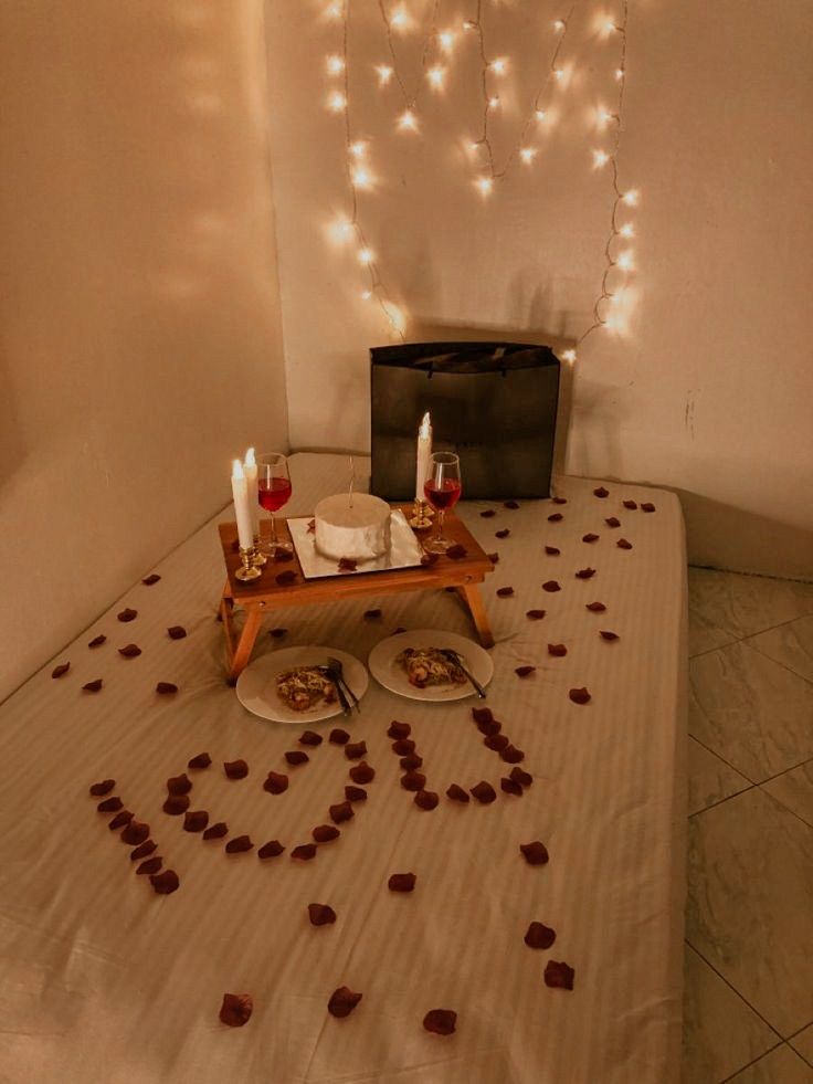 Valentine vibe decor ideas Date Decoration Ideas At Home, Dinner Surprise For Him, Surprise Room Decoration For Husband, Room Decor Ideas Anniversary, Husband Surprise Birthday Ideas, Simple Birthday Surprise For Husband, Bday Decoration For Husband, His Birthday Ideas Husband, Simple Romantic Room Surprise For Him