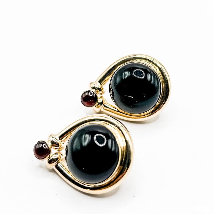 Vintage Onyx Earrings 14k Gold Stone is 14mm 8.69 grams Luxury Black Round Clip-on Earrings, Elegant Round Onyx Earrings, Classic Onyx Earrings For Evening, Yellow Gold Onyx Earrings For Evening, Black 14k Gold Earrings For Evening, Fine Jewelry Black Earrings For Formal Occasions, Black Fine Jewelry Earrings For Formal Occasions, Formal Black Fine Jewelry Earrings, Classic Cabochon Earrings For Formal Occasions