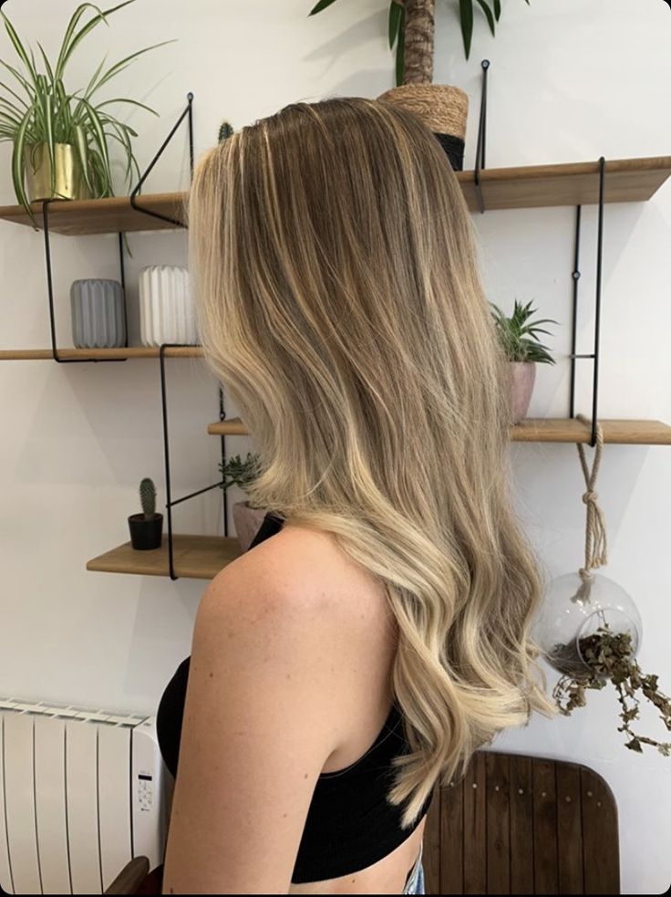 Coconut Cream Hair Color, Light Hair With Dark Roots, Soft Ash Blonde Balayage, Lived In Blonde Money Piece, Blonde Balayage Brown Roots, Blonde Highlights On Brown Hair Balayage, Dark Roots With Blonde Highlights, Dark Root Smudge Blonde, Balayage Hair Dark Roots