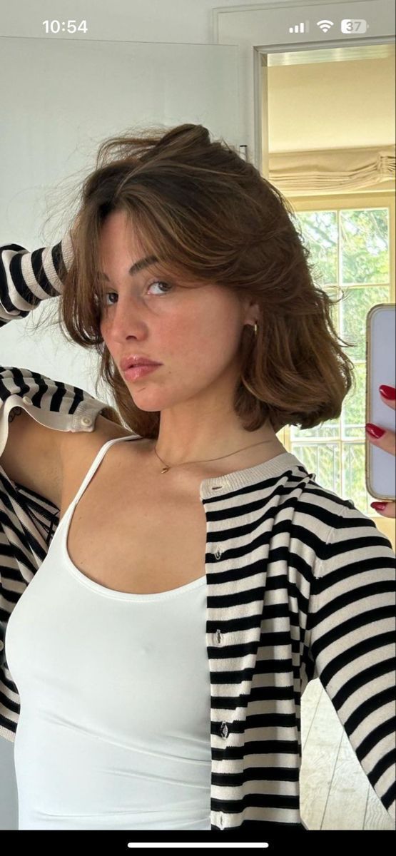 Bob Haircut Fine Hair Round Face, Hair Cut Layers Short, Wavy Hair Above Shoulders, Short To Mid Length Hair With Layers, Shoulder Length Brunette Hair Straight, Short Brown Hair With Curtain Bangs Wavy, Spring Haircuts Medium, Mid Neck Length Hair With Layers, Mid Length Haircut Wavy Hair