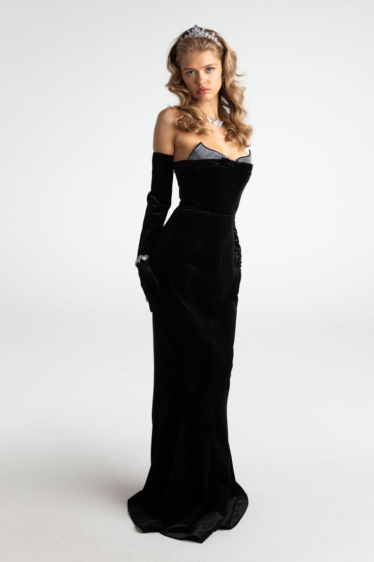 Romance is in the air this season, and it has everything to do with the Juliana Velvet Dress. Look and feel lavish for extravagant events in this dreamy, strapless design that fits you like a glove. It features a hot drill detail and fishtail skirt to give the sexy dress some unique style. Wear it for a date night or evening under the stars. Velvet fabric Fishbone clasp Fishtail skirt Hot drill design Dry clean only Velvet Gowns, Look Gatsby, Fishtail Skirt, Maxi Gown Dress, Rhinestone Trim, Dolce E Gabbana, Find You, Crop Blouse, Velvet Dress