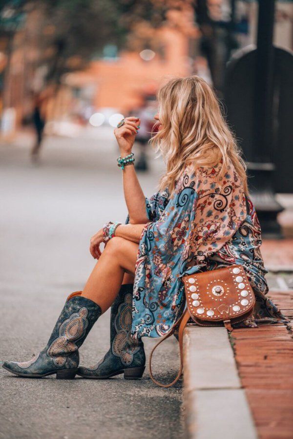 What not to wear over 50 | Tips for the older bohemian girls Vetement Hippie Chic, Bohemian Schick, Mode Country, Look Hippie Chic, Stile Boho Chic, Moda Hippie, Look Boho Chic, Bohemian Beauty, Boho Chique