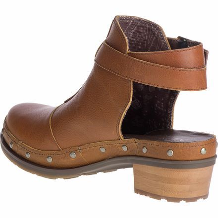 The Cataluna Clog gives us the Chaco support and comfort we love in an event-ready style. The smooth leather and studded midsole can make even our well-worn jeans look chic. We step confidently with the lugged sole gripping uneven terrain and the chunky bamboo heel providing a wide base without the weight. Brown Closed Toe Clogs With Studded Outsoles, Casual Brown Clogs With Studded Rubber Outsoles, Leather Clogs With Buckle Closure For Fall, Casual Leather Boots With Wooden Heel, Leather Mules With Studded Rubber Outsoles, Jeans Look, Womens Clogs, Dansko Professional Clog, Look Chic