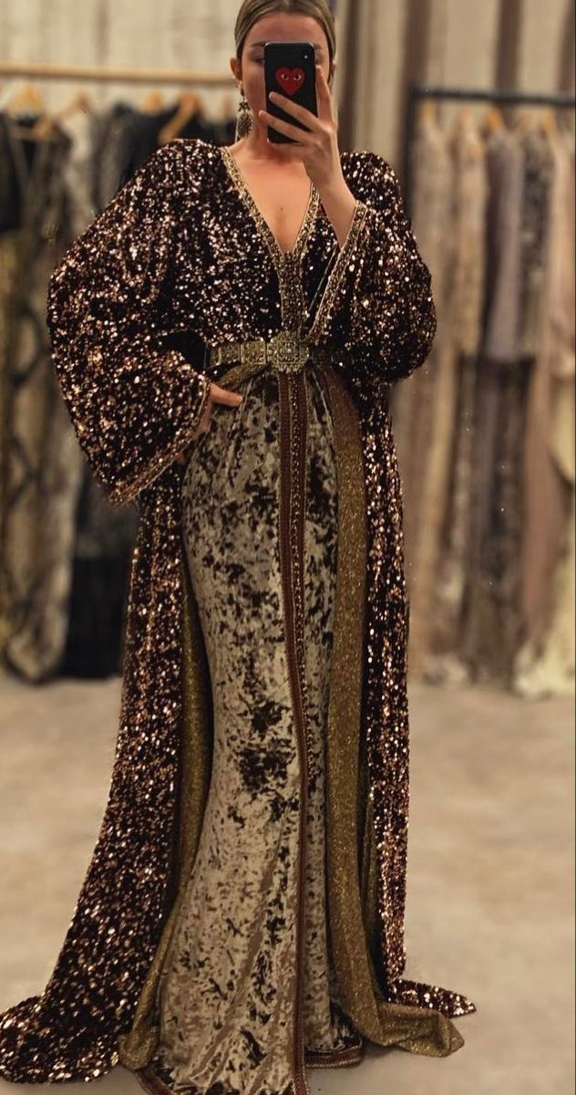 Morrocan Fashion, Moroccan Kaftan Dress, Moroccan Clothing, Kaftan Designs, Classy Gowns, Moroccan Kaftan, Moroccan Fashion, Mode Abaya, Braut Make-up