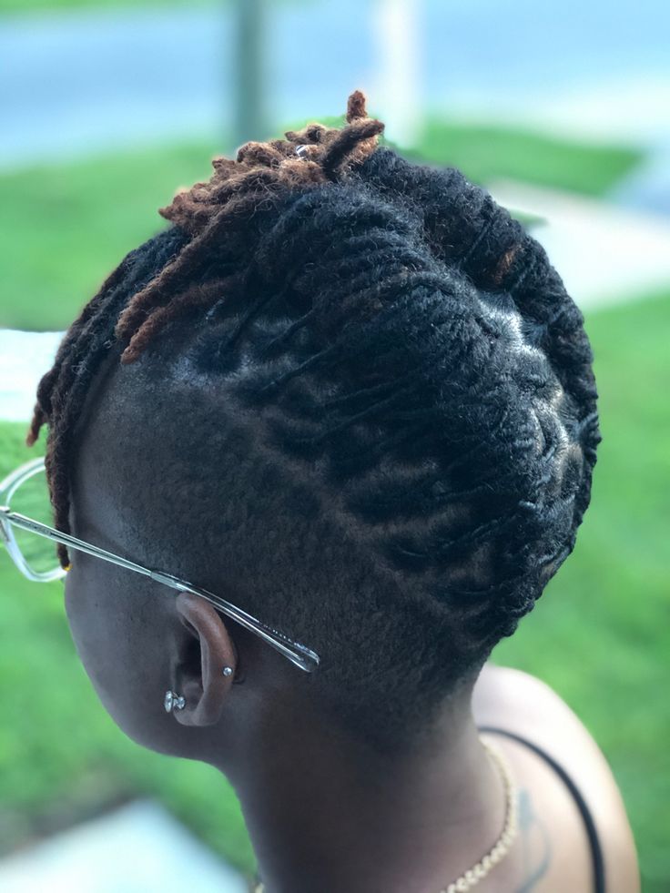 Starter Locs Styles For Short Hair Shaved Sides, Short Locs Hairstyles Updo Shaved Sides, Locs Styles With Shaved Sides, Shaved Sides Loc Styles, Loc Updo With Shaved Sides, Locs With Shaved Sides Black Women, Loc Styles With Undercut, Mohawk Dreadlocks Women, Locs With Shaved Sides Dreadlocks