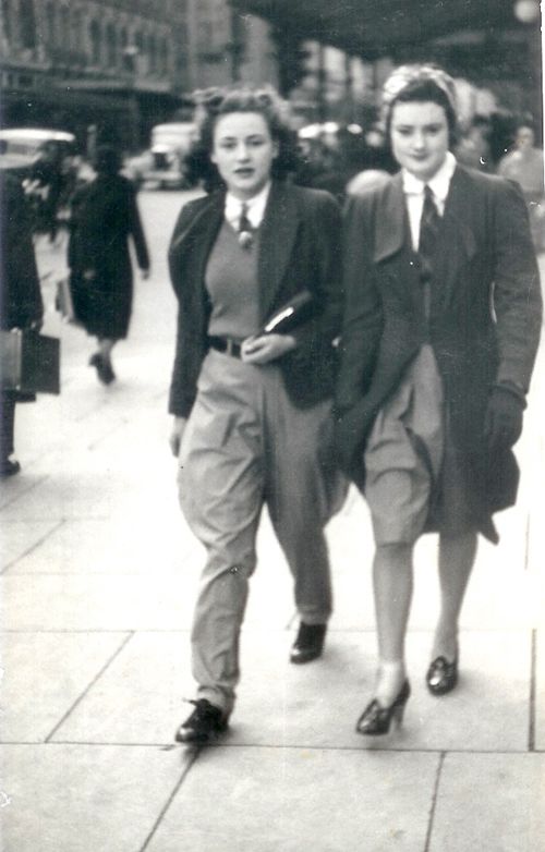 lovely tomboys in 1939. 40s Mode, Vintage Lesbian, Teddy Girl, People Walking, 1930s Fashion, 1940s Fashion, Ruby Rose, White Photo, Business Attire