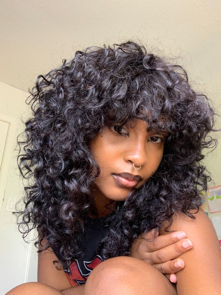 Medium Curly Haircuts Black Women, 3b Haircut Curly, Curly Shag Black Women, Side Parted Curly Hair, Curly Shag Haircut 3b, Curly Shag Haircut Black Women, Curly Bangs Layers, Curly Layered Haircuts Mid Length, Wolfcut Natural Hair